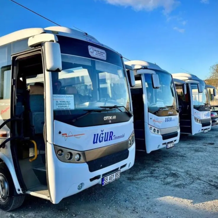Uğur Taşımacılık logolu Otokar midibüsler sıra halinde